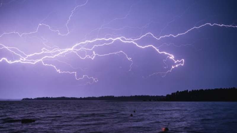 Mid-Air Lightning Strikes Could be Reduced by Negatively Charging Planes.jpg + Listing Image